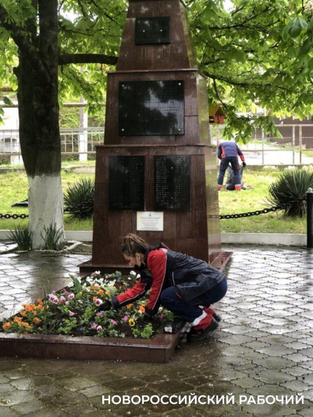 В Новороссийске работники «КТК-Р» провели экологический субботник и подготовили памятники войны к празднику Победы