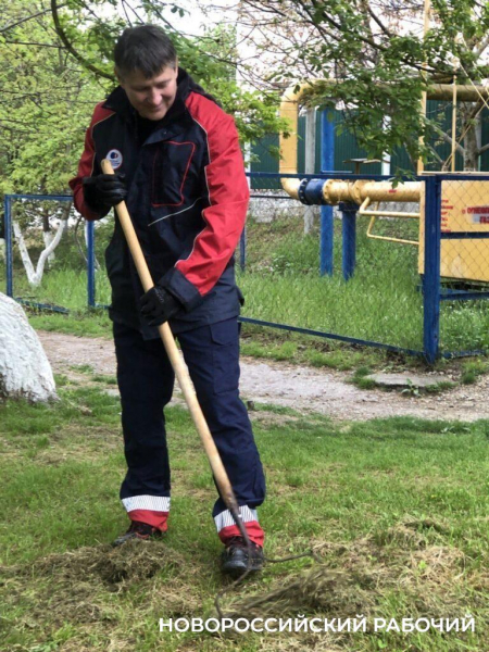 В Новороссийске работники «КТК-Р» провели экологический субботник и подготовили памятники войны к празднику Победы