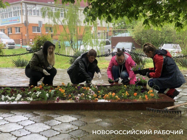 В Новороссийске работники «КТК-Р» провели экологический субботник и подготовили памятники войны к празднику Победы