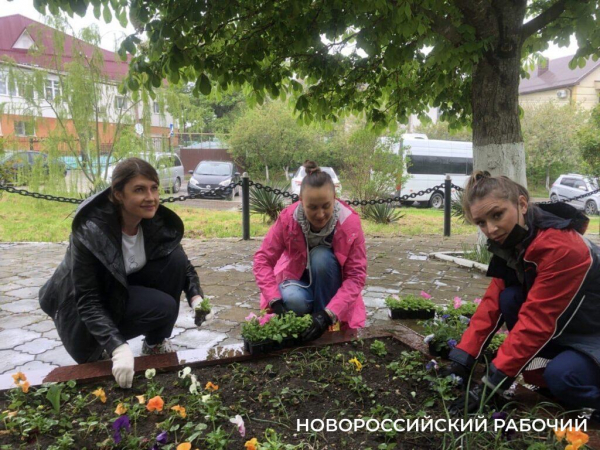 В Новороссийске работники «КТК-Р» провели экологический субботник и подготовили памятники войны к празднику Победы